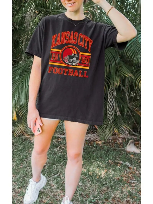 KC, Football Graphic Print T-Shirt - Crew Neck, A Comfortable Women's Short-sleeved Crew Neck T-shirt For Everyday Wear And Stylish Layering